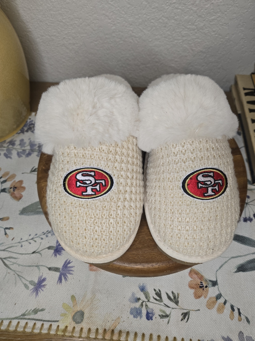 San Francisco 49ers NFL Football Faux Fur Slippers White/Beige L Houseshoes FOCO